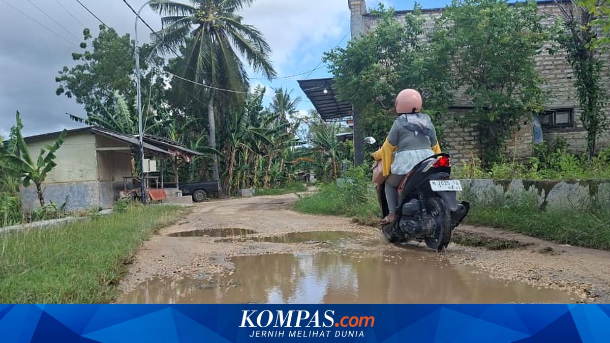 Jalan Menuju Desa Wisata Keris Sumenep Rusak, Aspal Tambal Sulam, Cepat Mengelupas saat Hujan