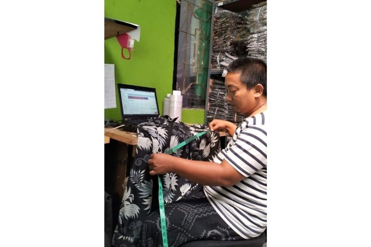 Achmad Latief (37), pemilik toko batik Toko Zahra 27 berhasil mengembangkan bisnisnya hingga pasar luar negeri dengan memanfaatkan program Ekspor Shopee.