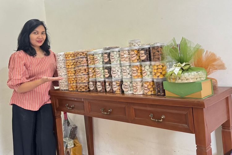 Rosalia Andriani, Owner Chics Cookies, UMKM Kue Kering, dengan produk-produknya