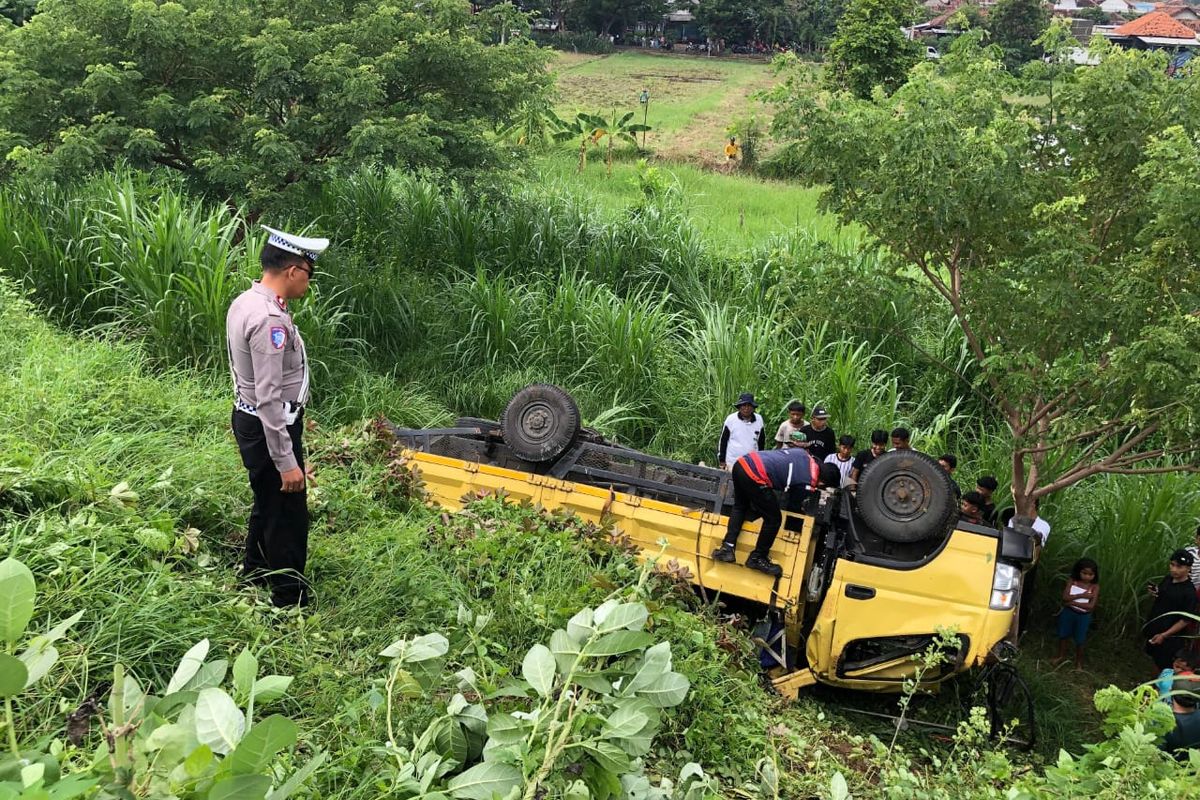 Truk asal Bali muatan besi terperosok ke area parit sawah usai mengalami pecah ban di ruas jalan tol Pasuruan-Probolinggo, Selasa (24/12/2024) 