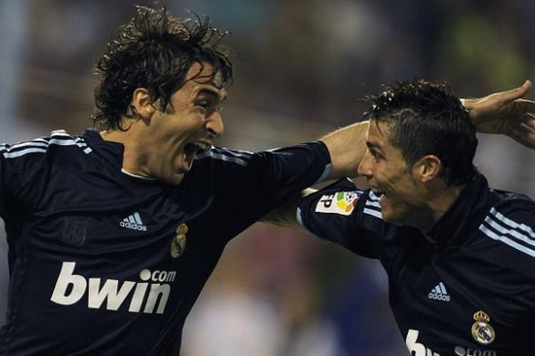 Raul Gonzalez (kiri) saat masih berstatus pemain Real Madrid. Tampak Raul merayakan gol bersama Cristiano Ronaldo dalam laga La Liga antara Real Madrid dan Real Zaragoza, di Stadion Romareda, 24 April 2010.