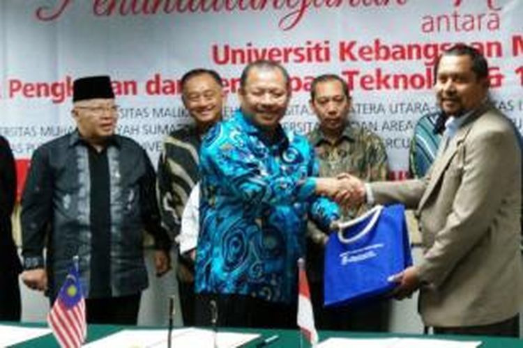 Rektor Universitas Malikussaleh Prof Apridar (kanan) dan Wakil Rektor University Kebangsaan Malaysia Prof Datur Noor Azlan Ghazali menyerahkan cenderamata setelah menandatangani kerjasam dibidang publikasi ilmiah internasional di Jakarta