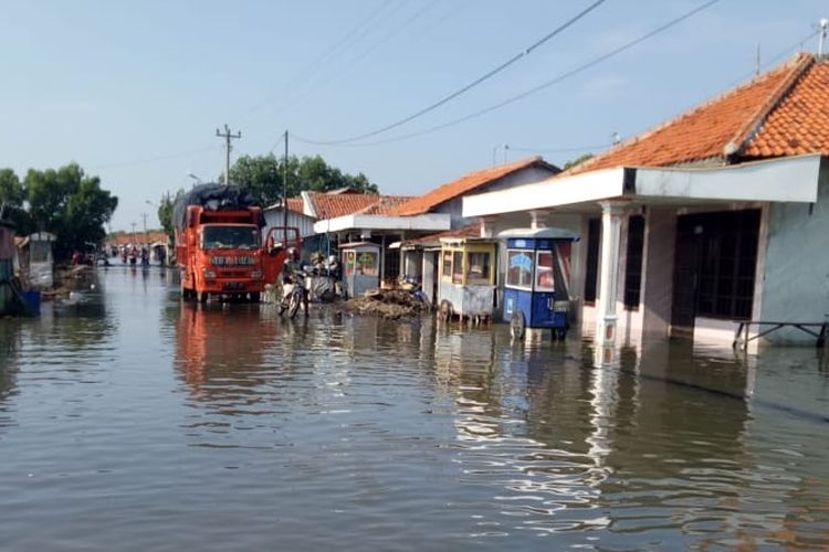 Banjir rob melanda 4 desa di Kabupaten Brebes, Jawa Tengah, Selasa (30/11/2021). 
