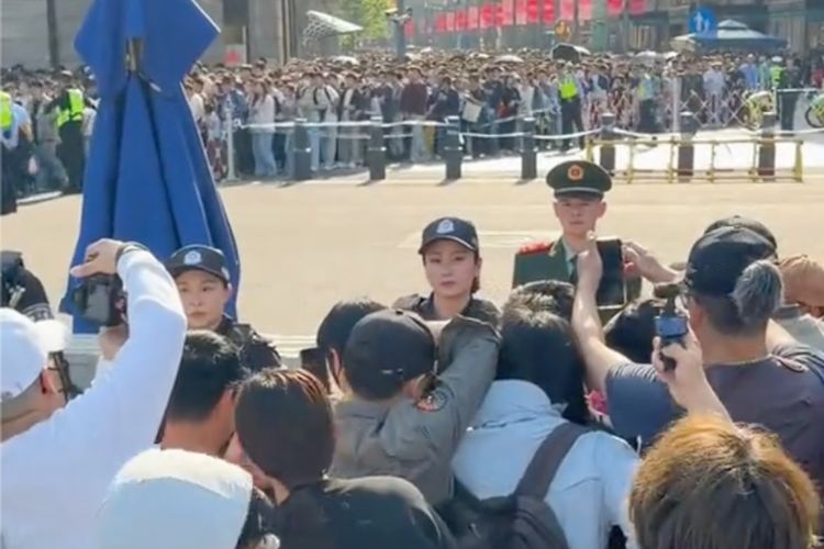 Seorang Polwan di China Jadi Daya Tarik Wisatawan di Shanghai