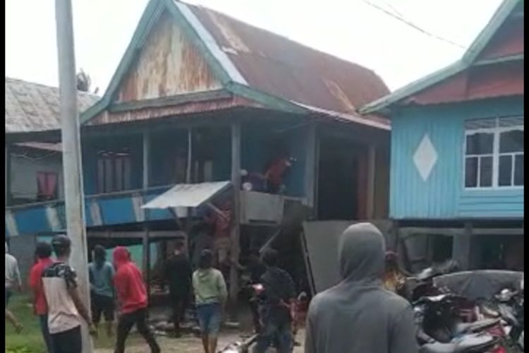 Ratusan massa pendukung salah satu calon kepala desa dalam Pemilihan Kepala Desa (Pilkades) Serentak 2021 Kabupaten Jeneponto, Sulawesi Selatan menyerang dan melakukan pembongkaran 8 unit rumah milik warga lantaran beda pilihan. Selasa, (16/11/2021).