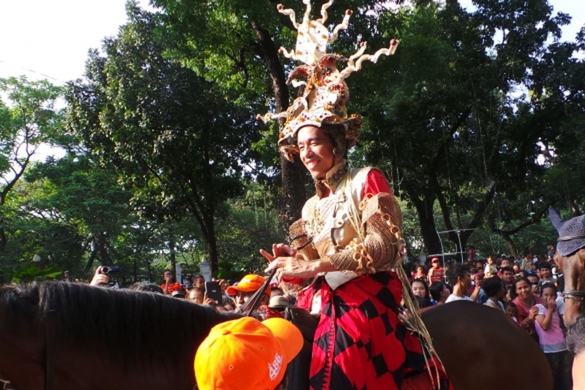 Gubernur DKI Jakarta menunggang kuda saat Jakarnaval, Minggu (30/6/2013).
