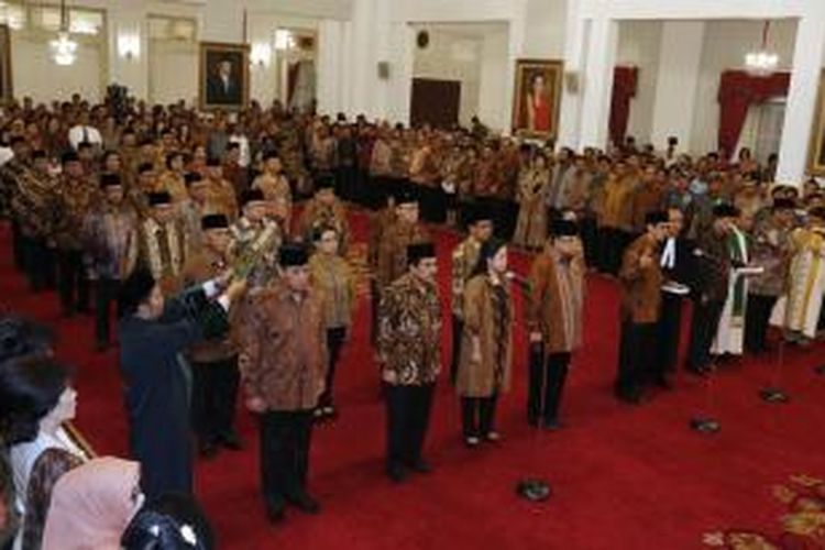 Newly appointed cabinet ministers say their oath during their inauguration ceremony at the presidential palace in Jakarta, Indonesia, Monday, Oct. 27, 2014. Indonesia's new President Joko 