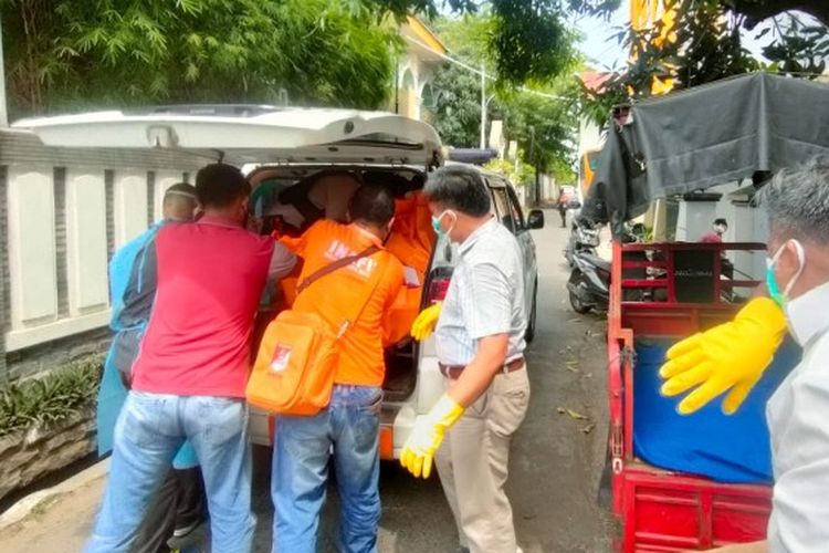 Polisi mengevakuasi mayat dalam karung ke rumah sakit usai ditemukan warga di sebuah rumah di Kelurahan Pekauman, Kecamatan Tegal Barat, Selasa (25/4/2023).  