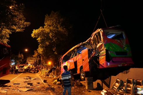 Ugal-ugalan, Bus Terguling dan Menewaskan 3 Penumpang di Banyuwangi