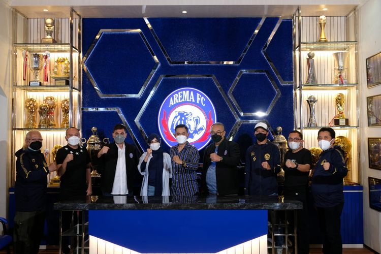 Presiden Arema FC Gilang Widya Permana (tengah) seusai menggelar prescon virtual terkait rangkaian Ultah Arema FC yang ke 34 tahun.