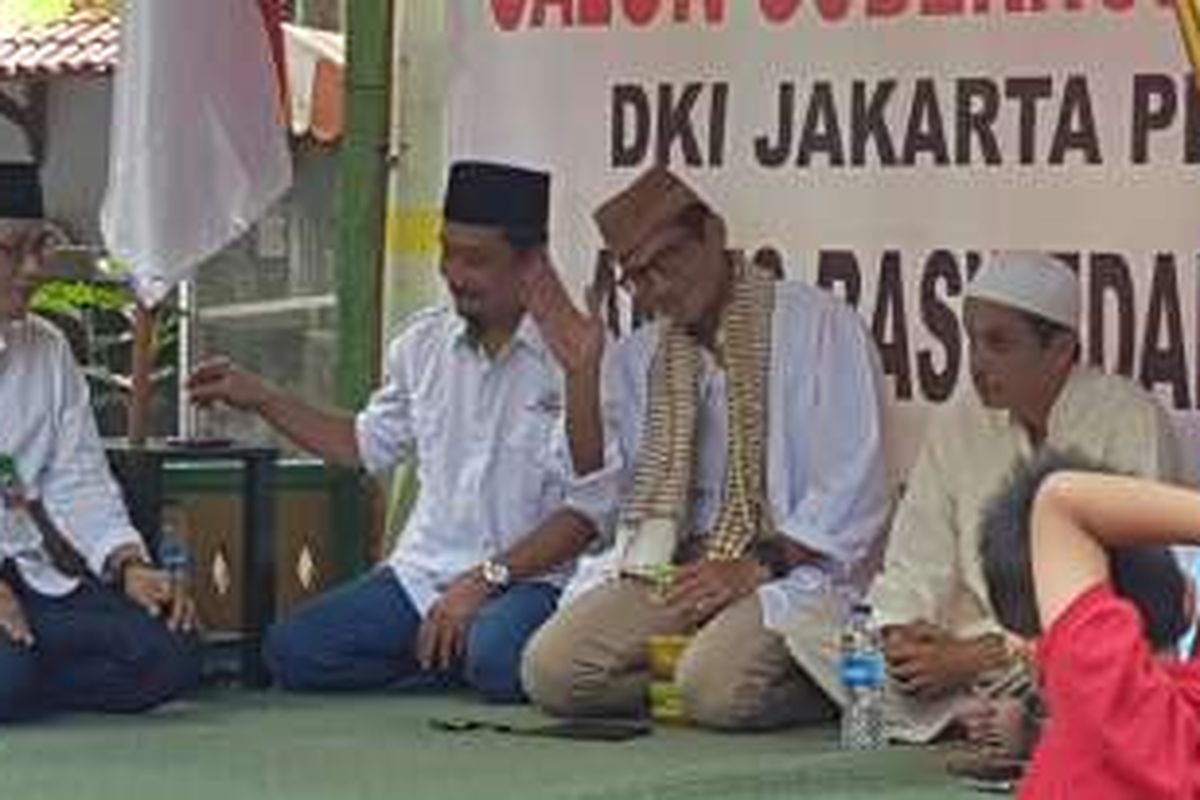 Calon wakil gubernur DKI Jakarta, Sandiaga Uno, membawa botol berisi infuse water saat hadir di salah satu acara bersama warga di Kelurahan Balekambang, Kecamatan Kramat Jati, Jakarta Timur, Selasa (25/10/2016).