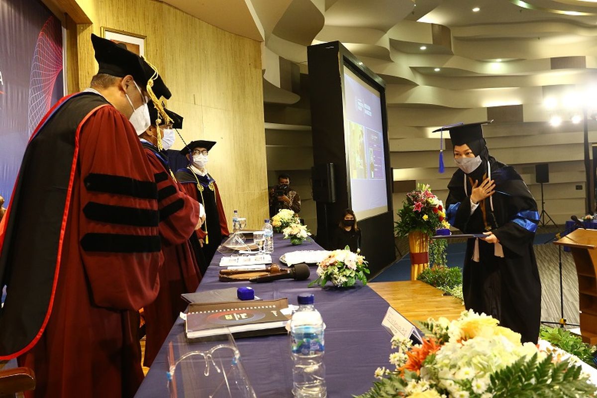 Maliha Anis Matta saat menghadiri prosesi wisuda 