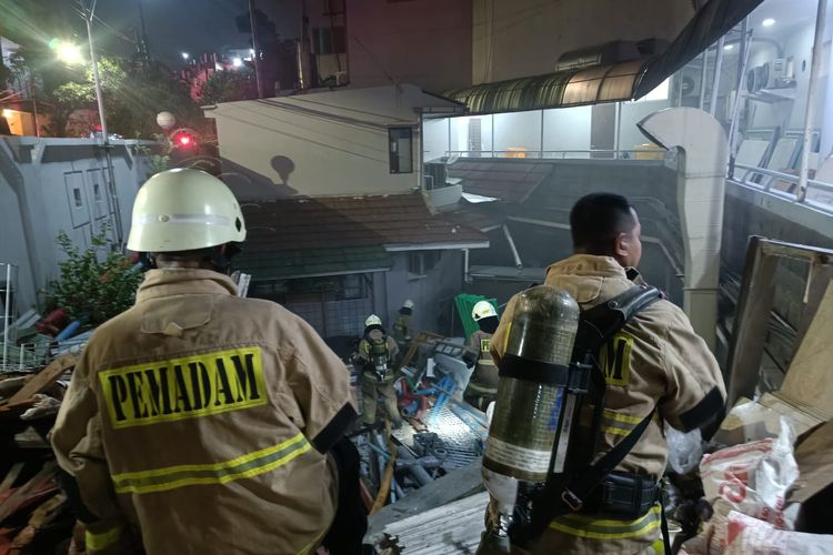 Rumah Sakit (RS) Omni di Jalan Pulo Mas Barat IV, Kayu Putih, Pulogadung, Jakarta Timur, mengeluarkan asap, Minggu (12/11/2023) malam.