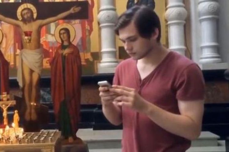 Bloger Rusia Ruslan Sokolovsky mengunggah video yang memperlihatkan dia bermain Pokemon Go di dalam sebuah gereja.