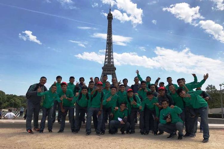 Tim nasional U-19 Indonesia berfoto dengan latar belakang Menara Eiffel, Perancis. 