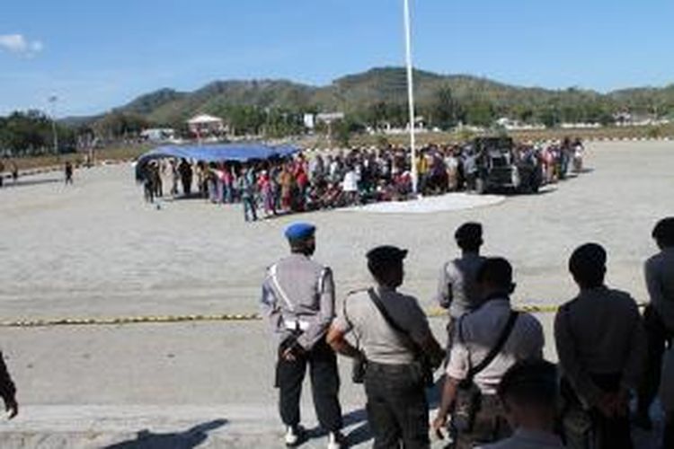 Ratusan warga eks Timtim di Kabupaten Timor Tengah Utara (TTU), Nusa Tenggara Timur, berunjuk rasa di halaman kantor Bupati TTU karena tidak mendapat bantuan yang telah disalurkan pemerintah pusat, Rabu (21/8/2013).