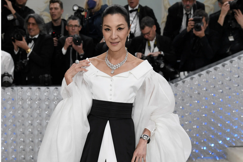 Michelle Yeoh Tuai Kritikan karena Jadi Brand Ambassador Balenciaga