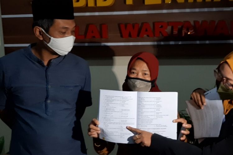 Kelompok masyarakat yang tergabung dalam Forum Wali Murid Jawa Tengah mengadukan persoalan buku pelajaran yang diterbitkan oleh PT Tiga Serangkai Pustaka Mandiri itu ke Polda Jawa Tengah atas dugaan kasus ujaran kebencian, Senin (15/2/2021).