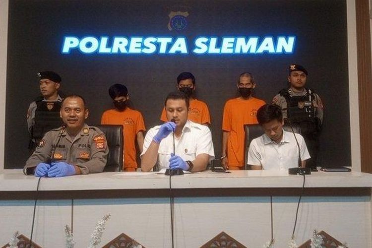 Kasat Reskrim Polresta Sleman, AKP Wahyu Agha Ari Septyan bersama Kasi humas Polresta Sleman AKP Salamunn menunjukkan ketiga tersangka penganiaya kekasih driver online di Mapolresta Sleman, Senin (7/7/2025) 