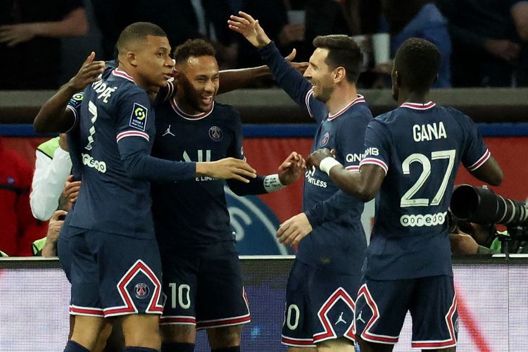 Para pemain Paris Saint-Germain merayakan gol Neymar ke gawang Olympique Marseille pada laga pekan ke-32 Ligue 1 Perancis 2021-2022 di Stadion Parc des Princes, Senin (18/4/2022) dini hari WIB.