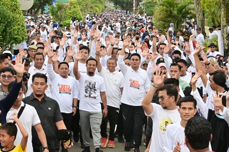 Gubernur Sulawesi Selatan (Sulsel) Andi Sudirman Sulaiman mengajak 60.000 warga Kabupaten Barru untuk mengikuti kegiatan Jalan Santai Sulsel Anti Mager yang diselenggarakan dari Anjungan Sumpang Binangae dan berakhir di Alun-alun Colliq Pujie, Minggu (26/2/2023). 