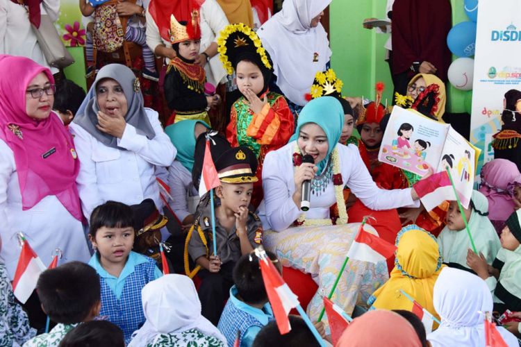 Ketua Tim Penggerak PKK Provinsi Jawa Barat yang juga Bunda PAUD Provinsi Jawa Barat, Atalia Praratya Kamil, saat membacakan buku berjudul ?Mia dan Ikan Goreng? yang dia tulis manakala mengunjungi SPS (Satuan PAUD Sejenis) Seroja dalam kegiatan Siaran Keliling (Sarling) di Kota Bekasi, Rabu (14/8/2019).