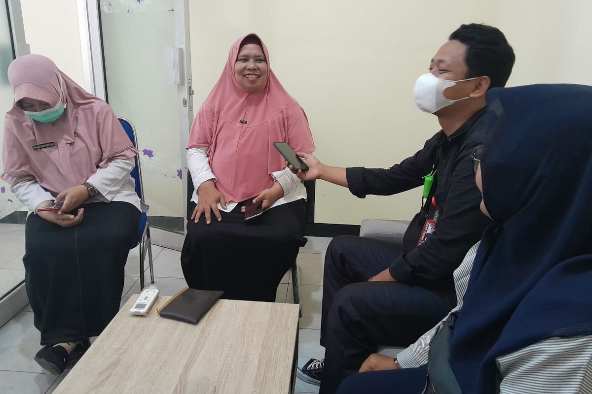 Foto: Direktur RSUD Abdoer Rahem dr. Roekmy Prabarini Ario dan Poli Vicity HIV AIDS RSUD Abdur Rahem, Fri Ika Kusuma Wardani ketika ditemui wartawan pada Rabu (5/4/2023).