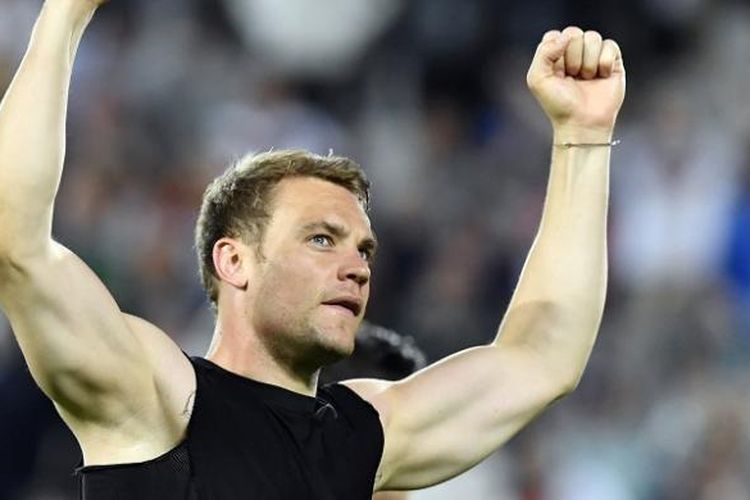 Penjaga gawang Jerman, Manuel Neuer, merayakan keberhasilan timnya melaju ke semifinal Piala Eropa 2016, di Stade Matmut-Atlantique, Sabtu (3/7/2016) waktu setempat.