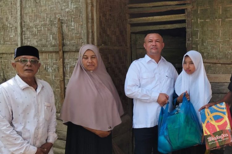 Bupati Ayahwa Janji Bangun Rumah untuk Razma, Ibu Tunggal Penjual Sapu Lidi di Aceh Utara
