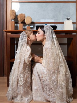 Jennifer Coppen tampil anggun dalam acara pengajian jelang pernikahan. Intip detail busana, makeup, hingga gaya elegannya.