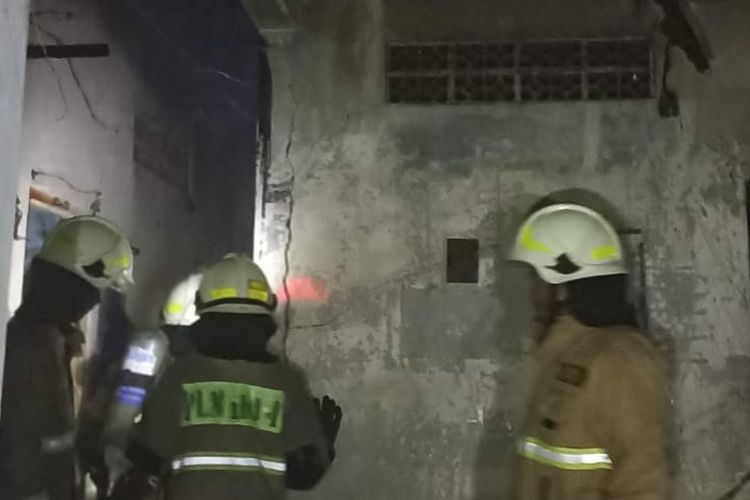 Petugas pemadam kebakaran memadamkan api yang melanda rumah kontrakan di Tambora, Jakarta Barat, Sabtu (20/5/2023).