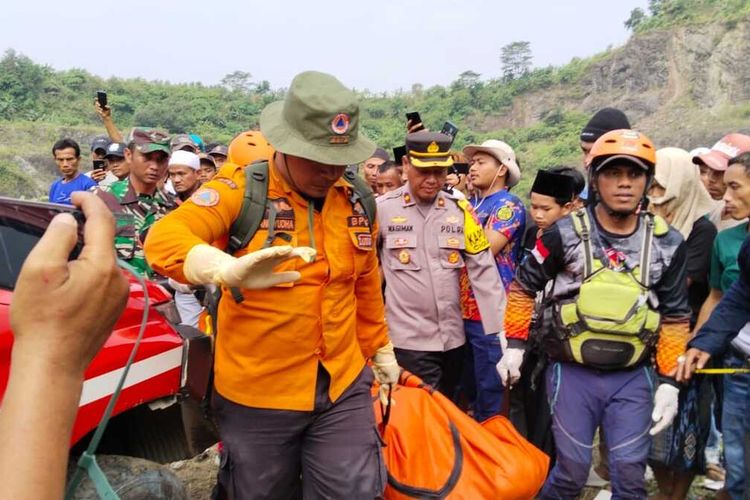 Jasad 3 Pemuda yang Tenggelam saat Jalani Ritual di Danau Akhirnya Ditemukan di Danau danau Kuari, Desa Tegalega, Kecamatan Cigudeg, Kabupaten Bogor, Jawa Barat, Jumat (14/7/2023).