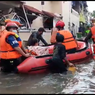 Banjir Rob Terjang Jalan Lodan Raya Ancol, Petugas Evakuasi Warga