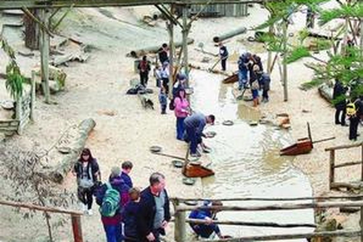 Red Gully Creek menggambarkan suasana pendulangan emas di pinggir sungai.