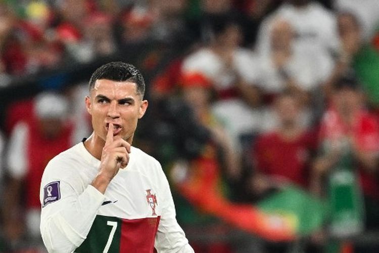 Cristiano Ronaldo tampak emosi ketika ditarik keluar pada pertengahan babak kedua laga Grup H Piala Dunia 2022 Qatar yang mempertemuka Korea Selatan vs Portugal di Education City Stadium, Jumat (2/12/2022) malam WIB.