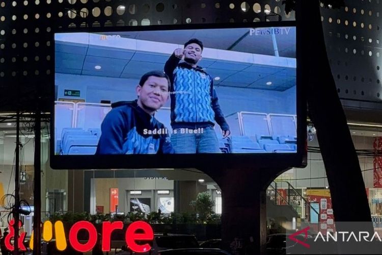 Pemain anyar Persib Bandung Saddil Ramdani saat dikenalkan kepada publik melalui cuplikan video pendek di videotron Jalan Dago, Kota Bandung, Jawa Barat, Rabu (11/6/2025).
