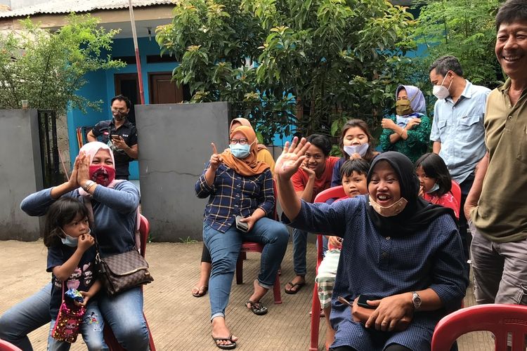 Sejumlah warga RT 003/04 menonton proses penghitungan suara di Tempat Pemungutan Suara (TPS) 015 di Jalan Mani Nomin No 7 RT 03/04, Kelurahan Kukusan, Beji, Kota Depok, Jawa Barat pada Rabu (9/12/2020) pada pukul 13.30 WIB.