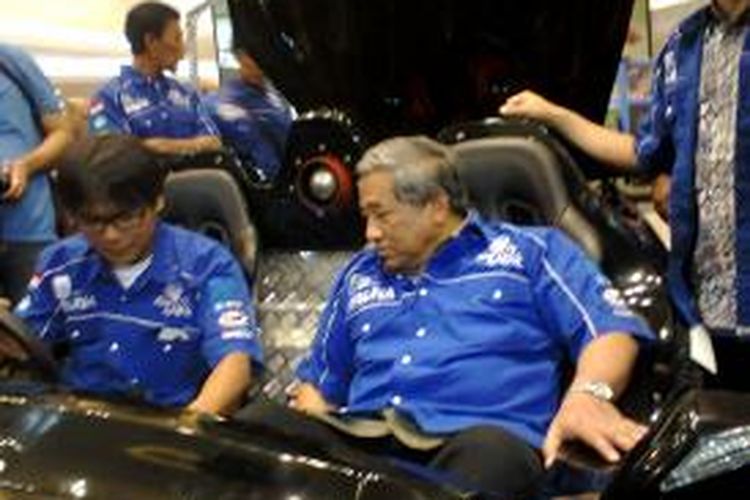 Menteri Pendidikan dan Kebudayaan, M.Nuh saat meresmikan pameran mobil listrik karya Institut Teknologi Sebelas Maret (ITS) di FX Senayan, Jakarta.