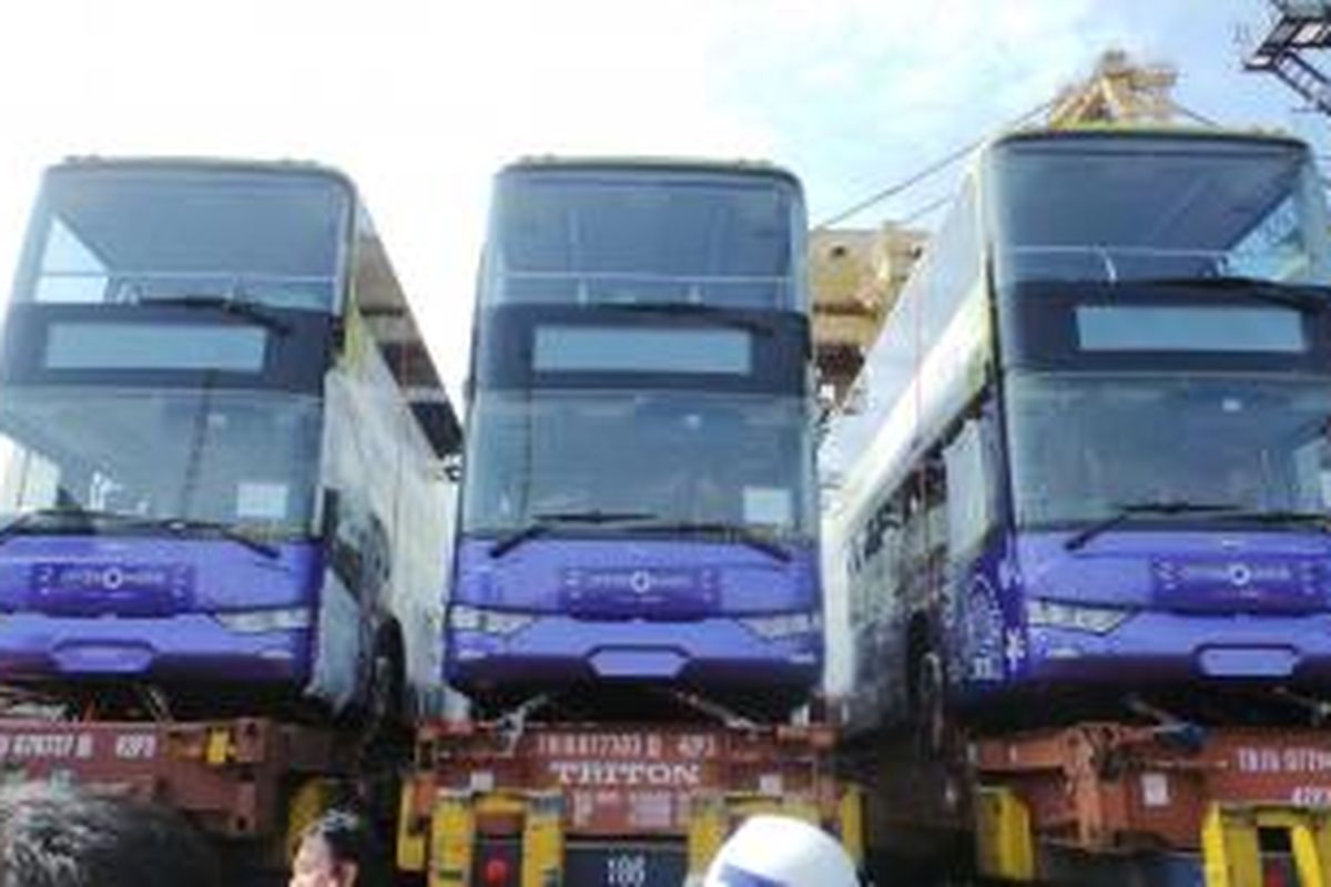 Lima unit bus tingkat wisata siap berkeliling ibu kota. Bus wisata ini didatangkan langsung dari China dan telah tiba di Pelabuhan Tanjung Priok, Jakarta Utara, Senin (13/1/2014) malam.