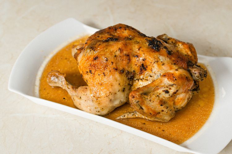 Ilustrasi whole roasted chicken atau ayam panggang utuh. 