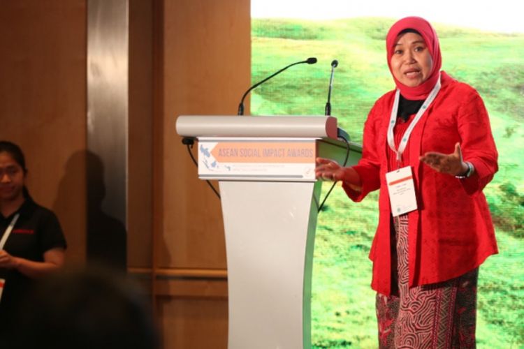 Pada seremoni penghargaan di Singapura, Rabu (21/2018) pekan lalu, Tri Mumpuni selaku pendiri Insitut Bisnis dan Ekonomi Kerakyatan (IBEKA) dari Indonesia, didaulat sebagai pemenang utama ASEAN Social Impact Awards. 