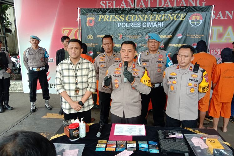 Polres Cimahi melaksanakan ungkap kasus pencurian dengan modus ganjal ATM di Kota Cimahi, Jawa Barat, Rabu (13/3/2024).