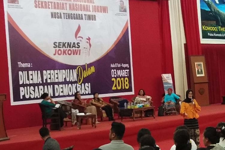 Balkis Soraya Tanof saat memberikan materinya dalam seminar nasional yang digelar Sekretariat Nasional (Seknas) Jokowi di Aula El Tari Kota Kupang, Sabtu (3/3/2018), dengan tema Dilema Perempuan dalam Pusaran Demokrasi.