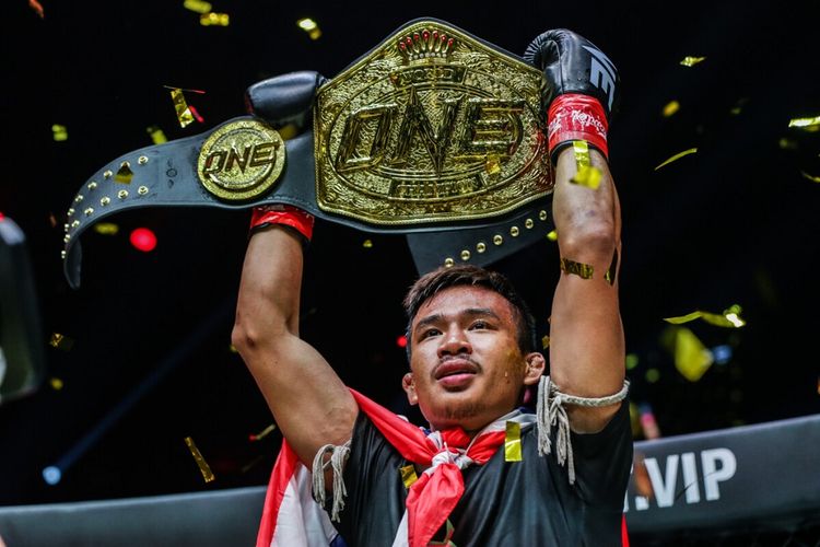 Superlek Kiatmoo9 berhasil mempertahankan gelar juara dunia ONE Flyweight Kickboxing seusai mengalahkan petarung Australia Danial Williams dalam pertarungan utama ONE Fight Night 8 di Singapore Indoor Stadium, Sabtu (25/3/2023).