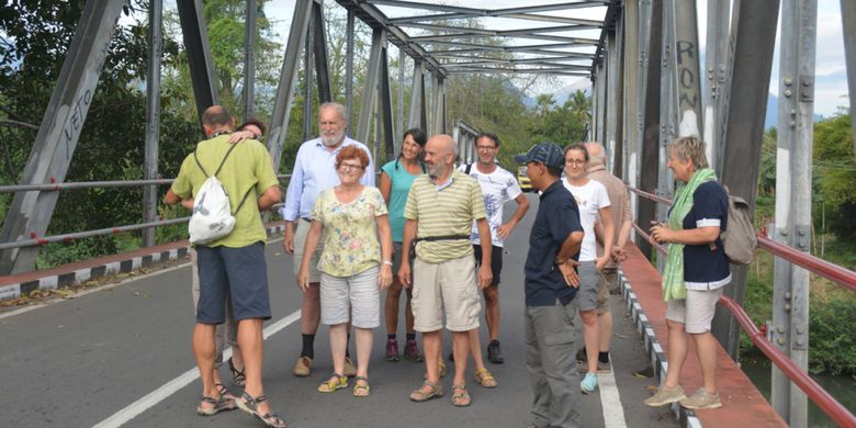 Turis Italia dan Jerman tiba di Jembatan Waemokel, Kelurahan Watunggene, Kec. Kota Komba, Kab. Manggarai Timur, Flores, NTT, Rabu (15/8/2018). (Kompas.com/Markus Makur)