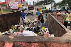 Alami Kecelakaan, Truk Sampah Tumpah di Jalan Raya Padalarang 