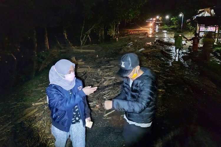 Bupati Luwu Utara Indah Putri Indriani, saat meninjau  lokasi terdampak luapan Sungai Masamba, Kamis (14/5/2020).