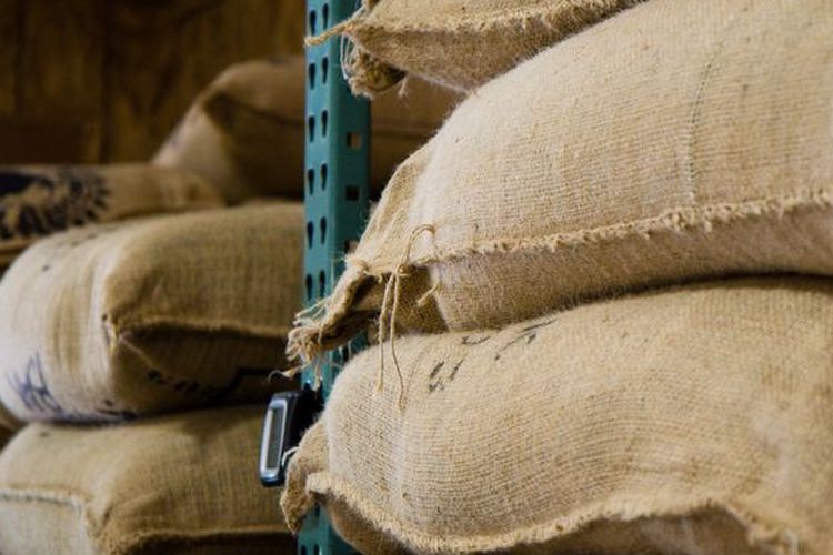 Ilustrasi beras dalam karung goni