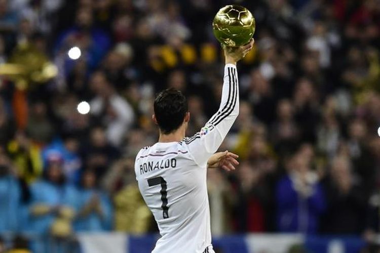 Penyerang Real Madrid Cristiano Ronaldo menunjukkan trofi FIFA Ballon d'Or 2014 yang diraihnya kepada suporter, sebelum pertandingan leg kedua 16 besar Copa del Rey melawan  Atletico Madrid, di Santiago Bernabeu, 15 Januari 2015. 