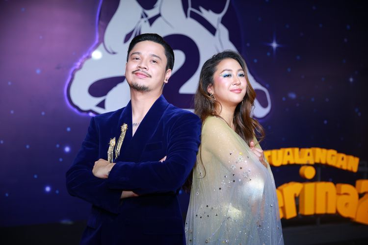 Pemeran utama film Petualangan Sherina 2, Derby Romero (kiri) dan Sherina Munaf berpose sesaat setelah sesi tanya jawab dalam Gala Premiere ??Petualangan Sherina 2?? di XXI Epicentrum, Jakarta Selatan, Senin (25/9/2023)